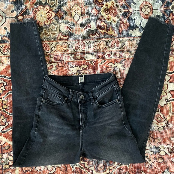 Topshop Moto High-Rise Jamie Jeans Size W25 L30 in Faded Black with Frayed Hem - Picture 7 of 9
